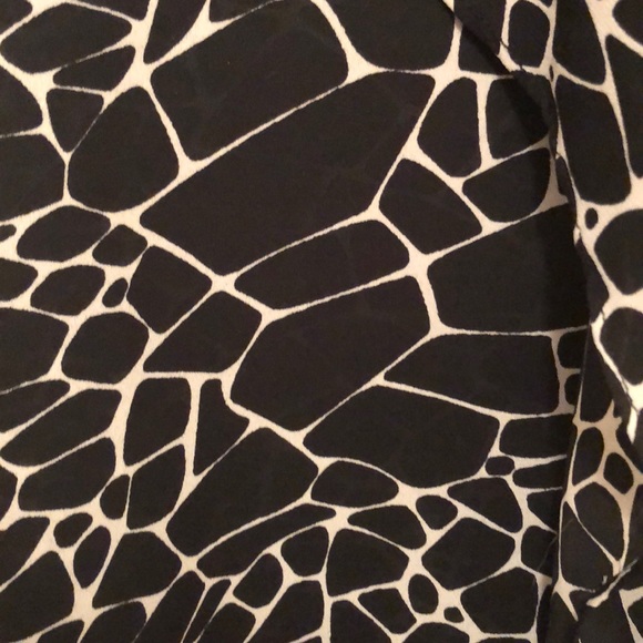 Black and white flowy hi - low style top - Picture 2 of 2